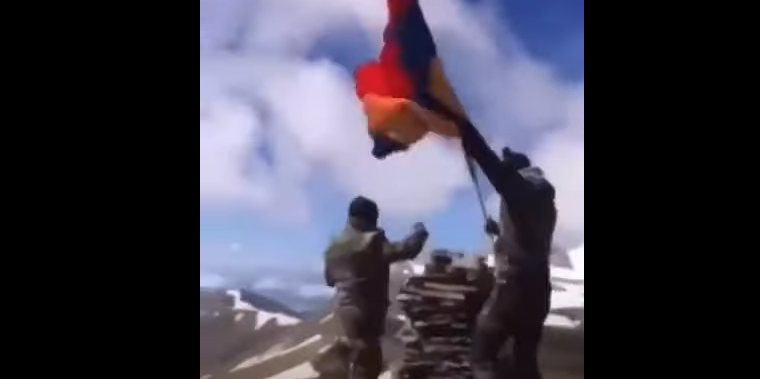 Իշխանասարի գագաթներից մեկի վրա մերոնք հայկական եռագույնն են դնում (տեսանյութ)
