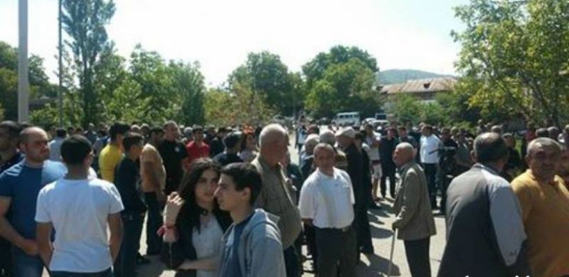 Խաղողագործները փակել են Երևան-Արմավիր ավտոճանապարհը
