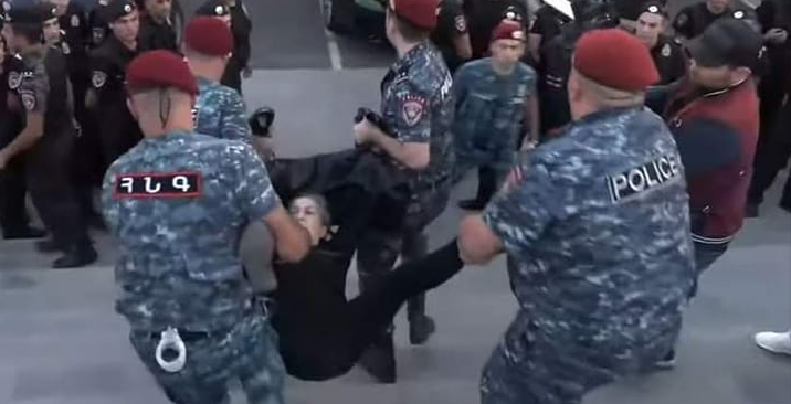 Ոստիկանները ուժ կիրառելով՝ Եռաբլուրից հեռացրել են զոհված զինծառայողների հարազատներին (տեսանյութ)