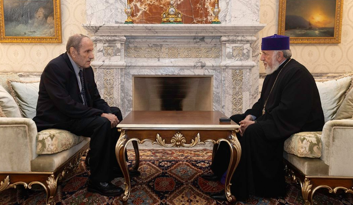 Զրույցի ընթացքում Առաջին նախագահն իր լիակատար աջակցությունն է հայտնել Վեհափառ Հայրապետին