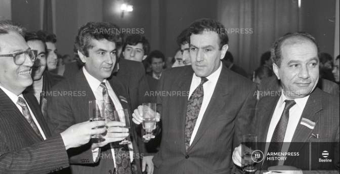 Ընդդեմ սեփական պատմության կեղծարարության – 27. Լևոն Տեր-Պետրոսյանի հանդիպումը լրագրողների հետ՝ Նախագահական երդման առաջին տարեդարձի առիթով
