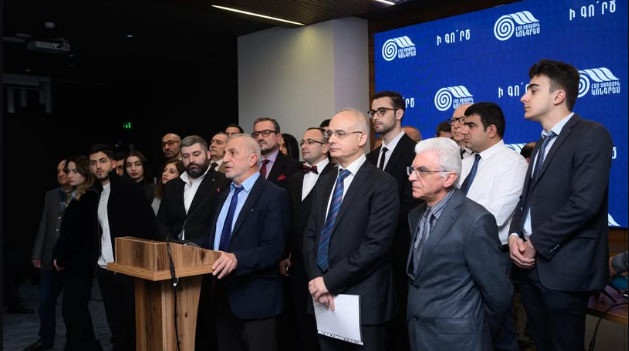 Լևոն Զուրաբյան. ՄԵՆՔ, ԱՆԿԱԽԱԿԱՆՆԵՐՍ, ՀԱՅՏԱՐԱՐՈւՄ ԵՆՔ