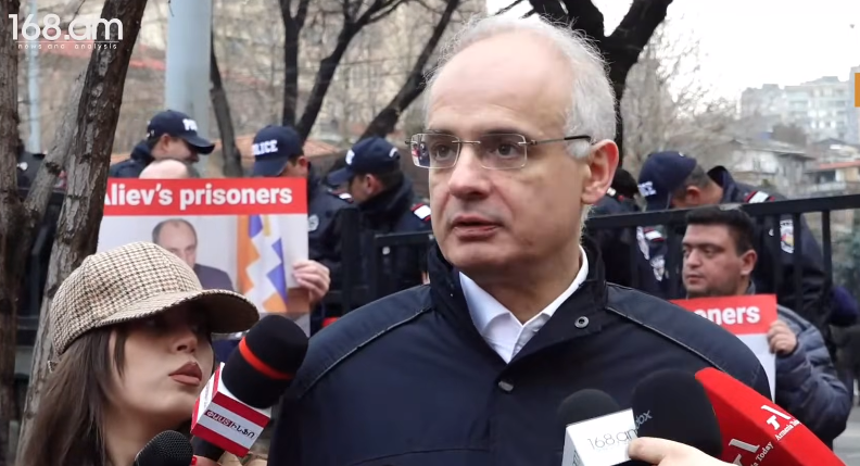 Հավաք նախագահականի դիմաց. «ԱՄՆ փոխնախագահից պահանջում ենք աջակցել հայ գերիների ազատմանը». (ուղիղ)