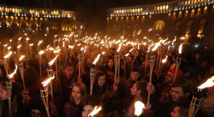 Մեկնարկել է ջահերով երթը (ուղիղ)