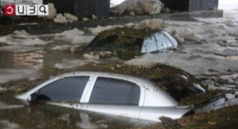Ավտոմեքենաները ջրի տակ են. ջրհեղեղ Գյումրիում (տեսանյութ)