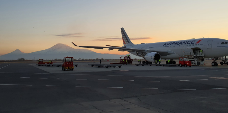 Երևան է ժամանել Մակրոնի ուղարկած մարդասիրական օգնության առաջին ինքնաթիռը
